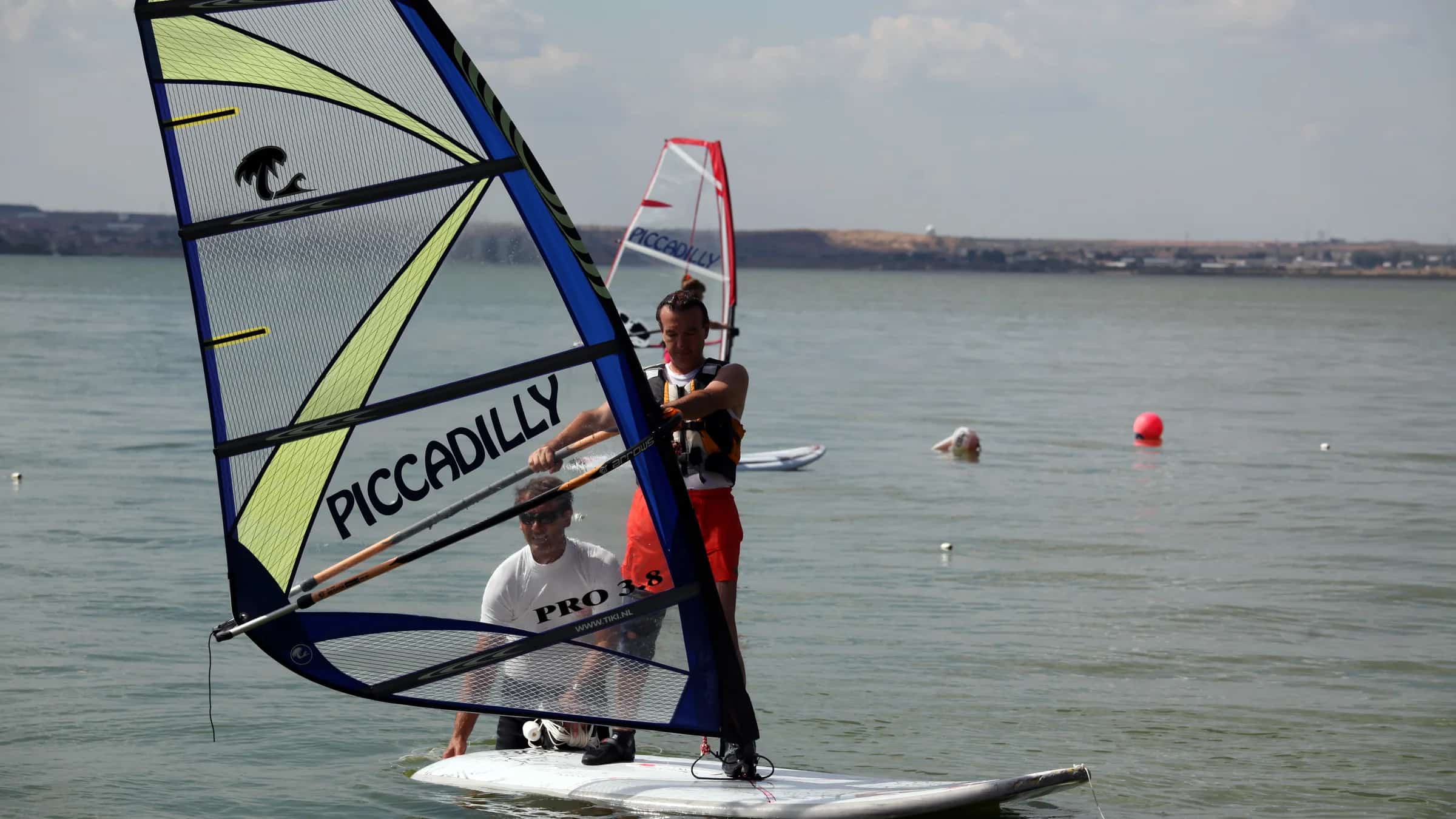 Kıyıda bireysel windsurf eğitimi
