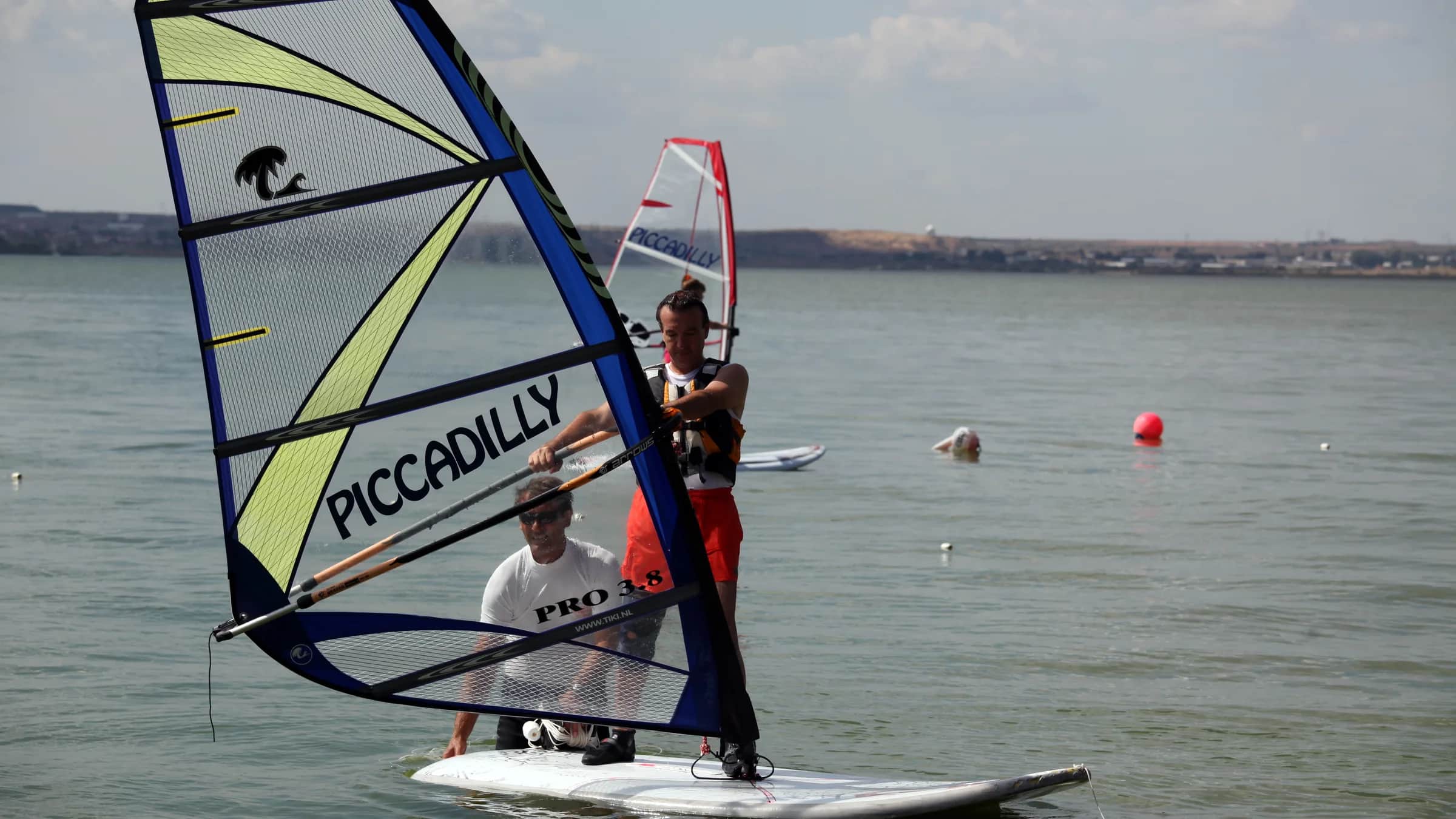 Kıyıda bireysel windsurf eğitimi
